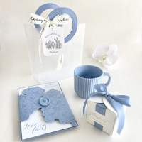 Élégante carte d'invitation de mariage bleue, imprimée en typographie avec texte personnalisé, sur papier cartonné de qualité supérieure pour événements festifs