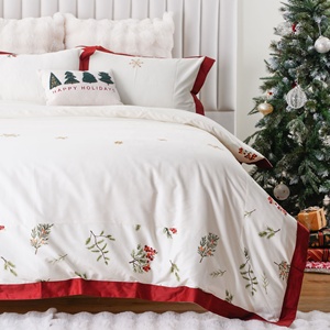 Parure de lit moderne en coton peigné à fibres longues, imprimé botanique de Noël, avec bordure à volants rouges et broderie flocon de neige - Product Image 1