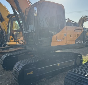 Excavatrice Hyundai R225LC/R220LC d'occasion de 25 tonnes en bon état de marche, prête à l'emploi, modèle populaire, pièces détachées suffisantes, moteur, boîte de vitesses - Product Image 2