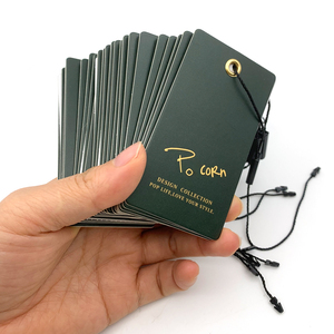 Nhà máy in tùy chỉnh giấy dày lá vàng Logo quần áo treo thẻ may mặc Swing tag tròn góc quần áo tag - Product Image 3