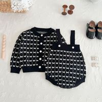 Ensemble bébé fille tendance automne Angou, célébrité d'Internet, petit style, cardigan en tricot, barboteuse à bretelles, tenue bébé