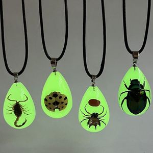 2025 nuevo colgante de collar de <span class=keywords><strong>insectos</strong></span> reales para niños suministro de fábrica joyería de resina colgante que brilla en la oscuridad - Product Image 2