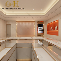 Vitrine de présentation de bijoux haut de gamme sur mesure pour projet d'aménagement intérieur de bijouterie