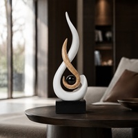 Sculpture de flamme moderne en résine blanche et dorée avec orb en verre noir de 3 cm et base pour décoration de table de salon – Vente en gros