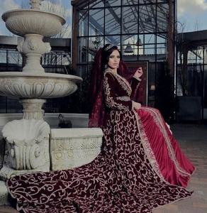 Atiya libas lehenga choli งานแต่งงานของผู้หญิงที่มีความยาวพื้นเส้นทางยาวและหนัก zardozi เย็บปักถักร้อย (วัสดุอะซิเตท) - Product Image 1