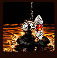 Plug anal en métal en forme de fraise, en acier inoxydable, corps texturé avec base décorative en forme de feuille et gemme en cristal pour adultes