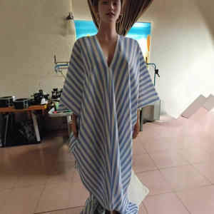 Robe élégante pour femmes, style décontracté européen et américain, ample, style paresseux, col en V profond, longue, rayée, antistatique, en stock - Product Image 3