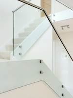 Rampe d'escalier en verre avec poteaux en acier inoxydable et panneaux en verre trempé pour projets de rénovation résidentielle