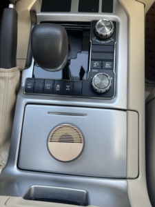 Accessoires d'intérieur d'huile essentielle d'aromathérapie de diffuseur automatique en métal solide léger de luxe pour l'automobile - Product Image 3
