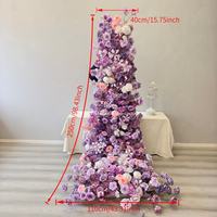 Grande quantité de couronnes romantiques violettes pour la décoration de mariage, avec des fleurs de table réalistes et oniriques.
