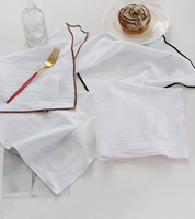 Serviettes de cuisine en coton et lin avec logo personnalisé, bordure multicolore, texture douce et froissée, pour usage quotidien, vente en gros
