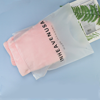Sacs PE refermables mats écologiques et recyclables personnalisés avec fermeture éclair givrée pour l'emballage de chaussures, chaussettes et vêtements