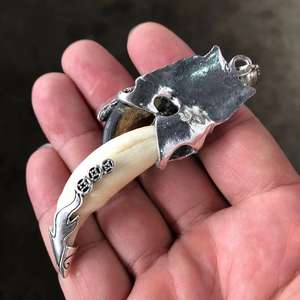 Colgante de Diente de Perro Vintage al por Mayor, Colgante de Diente de Lobo con Incrustaciones de Plata Tibetana, Colgantes de Acero de Titanio para Hombre, Joyería Punk - Product Image 4