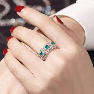 Anello da Donna Stile Palazzo con Design Traforato, Elegante Verde Smeraldo, Accessorio di Lusso per Feste, Regalo - Product Image 5