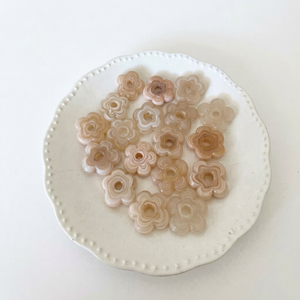 Perles en verre poudré en forme de fleur à 5 pétales de 25 mm faites à la main - Perles Krobo africaines ondulées translucides blanc nacré pour la fabrication de bijoux en gros - Product Image 1