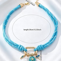 Collier de plage d'été avec perles colorées et pendentif petit poisson ou escargot de mer