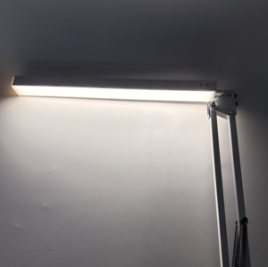 Lámpara de Escritorio LED Moderna y Sencilla con Clip Metálico Plegable, Brazo Largo, Control Táctil y Brillo Regulable para Lectura - Product Image 3