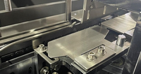Machine d'emballage flow-pack avec alimentateur de cartes de tête