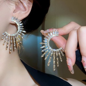 Boucles d'oreilles pendantes de luxe vintage pour femme, en alliage, avec strass, perles et fleurs à longues pampilles, style mode haut de gamme - Product Image 6