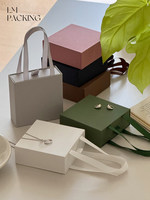Boîte cadeau portable pour bijoux, style tiroir, doublée d'éponge, emballage carré en papier, couleur unie, poignée en ruban, option logo personnalisé avec estampage à chaud