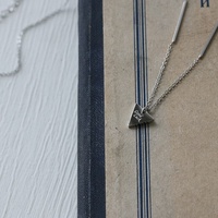 Collier Pendentif Triangle Porte-Bonheur Chic et Minimaliste en Acier Inoxydable Plaqué Or 18K – Cadeau Idéal Bijoux Goodluck