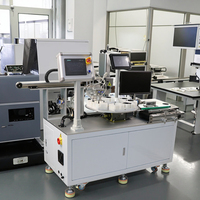 Machine de marquage laser à fibre avec couverture en plastique et positionnement visuel pour abat-jour LED, positionnement rotatif et découpe de matériaux par bras robotique