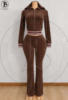 Nouveautés : Ensemble jogging 2 pièces pour femme, comprenant un crop top en tissu éponge et un pantalon, en coton et élasthanne, coupe ajustée, avec sweat à capuche.