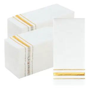 ورق مناديل ومناديل مائدة بيضاء من القماش الكتاني مطبوع عليها شعار من رقاقات الذهب الساخن