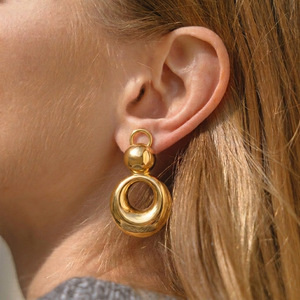 Pendientes <span class=keywords><strong>de</strong></span> Calabaza Doble en Acero Inoxidable con Baño <span class=keywords><strong>de</strong></span> Oro 18K PVD, Diseño Geométrico para Mujer, Versátiles, Elegantes y Modernos para Uso Diario - Product Image 3