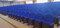 Chaise de cinéma ergonomique avec rembourrage, sièges d'auditorium rembourrés avec accoudoirs intégrés pour les centres d'arts cinématographiques