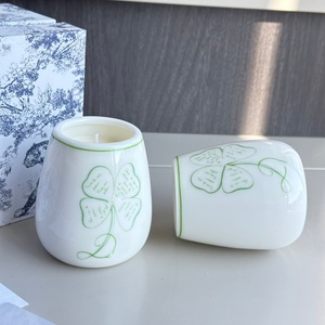 Vela de Soya con Diseño de Trébol de Cuatro Hojas en Vaso de Porcelana Fina Blanca - Product Image 3