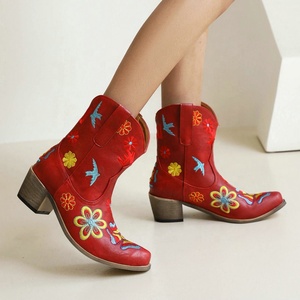 Botas de vaquero cortas con punta en pico para mujer, Botines de tacón grueso con bordado de Color Retro, talla grande, 2022 - Product Image 1