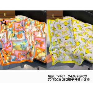 Elegante Sciarpa Quadrata Arancione Limone 70x70Cm, Accessorio Moda Primavera-Estate con Motivo Frutta in Poliestere per Donne - Product Image 2