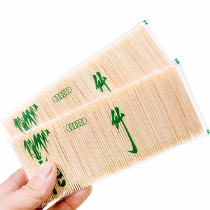 Cure-dents en bois dans une tasse en céramique blanche, articles ménagers écologiques - Product Image 2