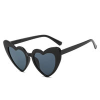 Dames en gros classique lunettes de soleil mode chaude coeur lunettes de soleil UV400 lentilles rose bleu PC cadre mignon fête nuances pour les femmes