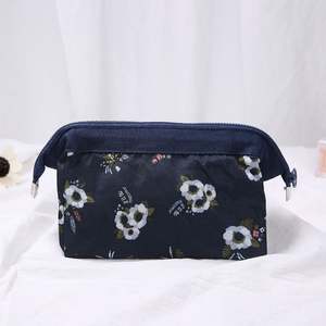 Grande Trousse de Maquillage de Voyage en Feutre Pas Chère, Personnalisable avec Logo, Pliable, en Toile et Maille, Organisateur Transparent pour Kits de Maquillage - Product Image 5