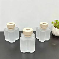 Bouteille diffuseur en forme de fleur 100 ml en promotion avec bâtonnets en rotin pour huiles aromatiques