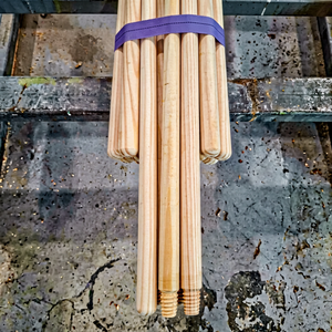 Mango de escoba de pino personalizado, palo de escoba de madera maciza de pino, mango de repuesto largo para herramientas de limpieza del hogar, venta al por mayor - Product Image 2