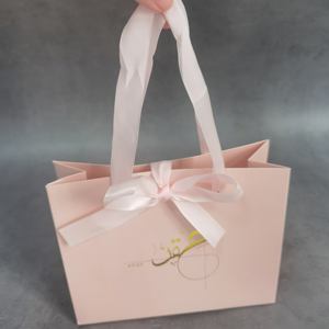 ถุงกระดาษคราฟท์สีครีมเบจหรูหรา รีไซเคิลได้ พร้อมหูหิ้วริบบิ้นติดโบว์ พิมพ์โลโก้ของคุณเองได้ สำหรับบรรจุภัณฑ์ของขวัญ พร้อมบริการพิมพ์แบบกำหนดเอง - Product Image 6