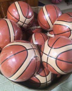 Ballon de basketball personnalisé de haute qualité, taille 6, en matériau composite, avec logo imprimé OEM, pour l'entraînement des adultes et des adolescents - Product Image 6