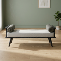 Banc d'attente commercial moderne en tissu confortable, rembourré, avec pieds coniques et structure en bois, pour une assise durable et décontractée