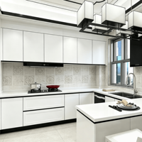 Cuisine modulaire de style européen sur mesure, armoires vertes peintes, portes à panneaux surélevés, îlot en forme de L, stratifié, panneau mélaminé, marbre