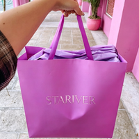 Sac en papier horizontal violet personnalisé avec logo en relief et poignées en ruban de la même couleur pour l'emballage de vêtements, de cosmétiques et de cadeaux