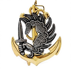 Broche de Metal Geométrico con Diseño de Corona Vintage, Pin Decorativo Estilo Retro para Chaqueta de Hombre, Accesorio de Joyería de Moda - Product Image 1