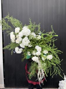 Centre de table de mariage tendance 2026 style jardin sauvage, boule de fleurs vertes et blanches - Product Image 3