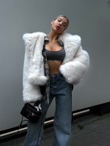 Zeyu 2026 Nouvelle Veste Tendance Blanche à Capuche en Fausse Fourrure pour <span class=keywords><strong>Femme</strong></span>, Coupe Courte, Grand Col Revers, Ample, Douce et Chaude, Style Urbain Hiver - Product Image 3