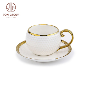 Juego de tazas de <span class=keywords><strong>café</strong></span> <span class=keywords><strong>y</strong></span> platillos con mango, juego de tazas de <span class=keywords><strong>café</strong></span> <span class=keywords><strong>y</strong></span> capuchino, cerámica chapada en oro, color blanco, borde dorado, venta al por mayor - Product Image 2