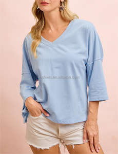 Camiseta Oversize de Manga Corta para Mujer, Cuello en V Ancho, con Parche Americano del 4 de Julio, Roja, Blanca y Azul, Estilo Patriótico, Casual y Urbana - Product Image 3