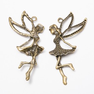 Pendentif Fée Ailée sur la pointe des pieds en alliage d'argent antique avec breloque aile texturée pour épingle à cheveux de demoiselle d'honneur - Product Image 2