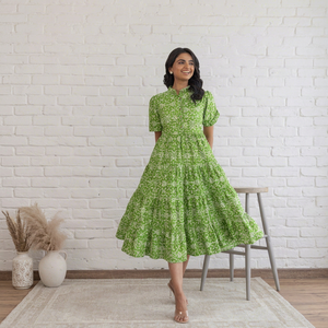 Vestido midi de algodón con estampado floral verde, mangas cortas y cuello mandarín para mujer, con tela ligera y estilo moderno. - Product Image 1